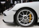 ВИДЕО: Porsche 911 R играе криеница със сателит 21