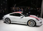 ВИДЕО: Porsche 911 R играе криеница със сателит 32