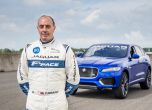  Jaguar F-Pace с уникално шофиране на две гуми (видео) 2