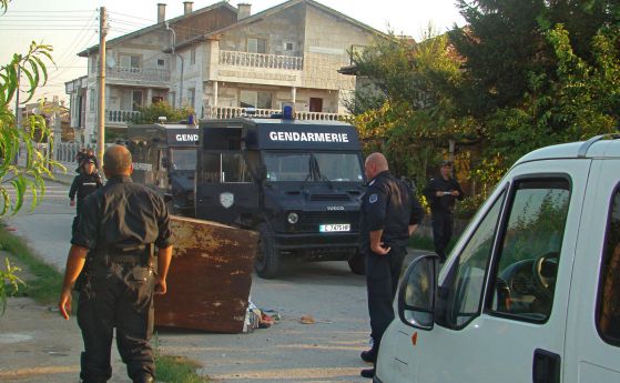 Полиция барикадира Катуница, не пуска протестиращите