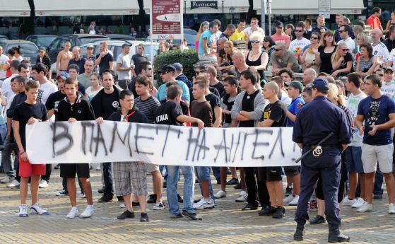 Граждани се събраха в София, за да изразят негодуванието си срещу убийството в Катуница и да покажат съпричастността си с почерненото семейство на убития Ангел
