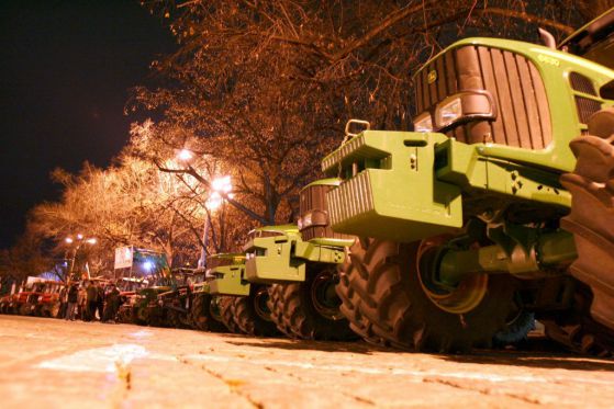700 фермери на протеста в София, дариха с галоши Дянков и Найденов
