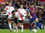 Сеск Фабрегас от Барселона срещу трима от Оспиталет. Снимка: БГНЕС