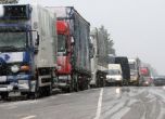 28 закъсали ТИР-а, 12 коли и 4 автобуса измъкнати от блокадата край Николаево