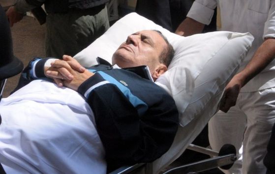 Нов старт на делото срещу Мубарак, той влиза в съда на носилка 
