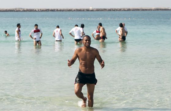 Играчите на Милан превзеха плажовете в Дубай