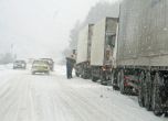 Снегът блокира пътища и граница, десетки селища без ток