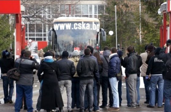 журналисти спират автобуса на цска. Снимка Gong.bg