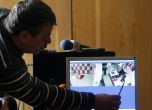 Директорът на СДВР Валери Йорданов показва видеото от ареста. Снимка: БГНЕС