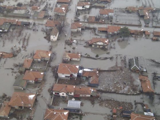 Водната стихия взе най-малко 9 жертви.