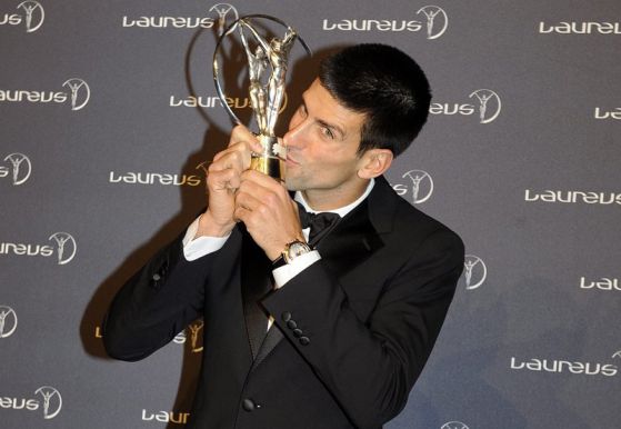 Новак Джокович целува наградата си. Снимки: БГНЕС