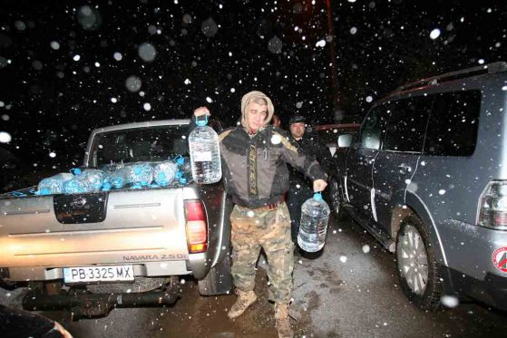 Кметът на Черепово: Дадох само по няколко бутилки вода на пътните служители