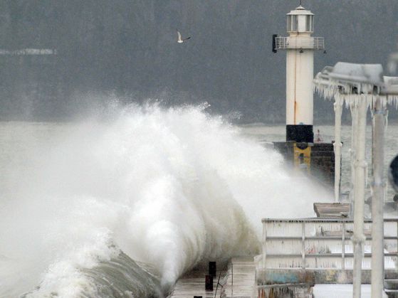 Силни вълни прехвърлиха вълнолома на варненското пристанище. Снимка: БГНЕС