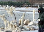 Причудливи форми от лед на варненския плаж. Снимка: БГНЕС