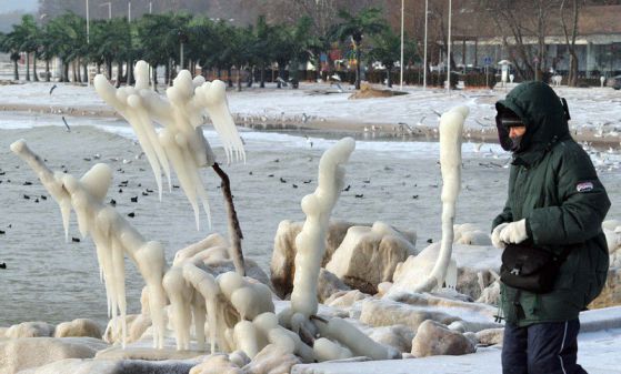 Причудливи форми от лед на варненския плаж. Снимка: БГНЕС