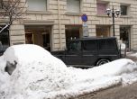 Снегът затрупа синята зона в София