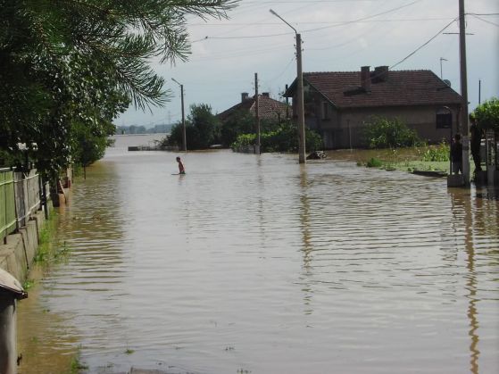 Нови Искър заплашен от наводнение като в Бисер
