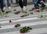 Протестиращи разпръснаха цветя върху пешеходна пътека след убийство на момиче, ударено от кола, докато пресичало на пешеходна пътека във Варна през лятото на 2011 година. Снимка: БГНЕС