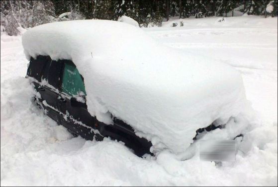 В тази кола шведът е останал два месеца под снега, пише публикувал снимката член на шведски форум. Снимка: twcenter.net 