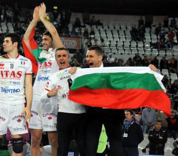 Радостин Стойчев с българското знаме. Снимка: Trentino Volley