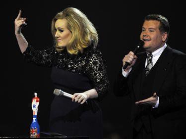 Певицата Адел показва среден пръст на церемонията по връчването на британските музикални награди 
