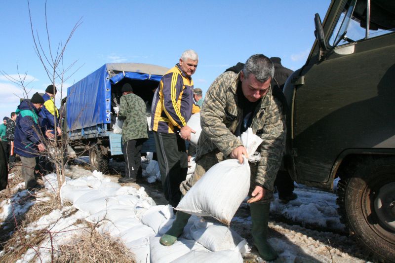 Доброто е заразно. Нови Искър излезе да строи диги.