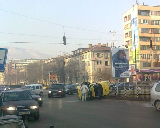 Такси излетя от бул. "България"