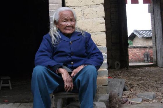 95-годишната жена пред дома си. Снимка: chariweb.com