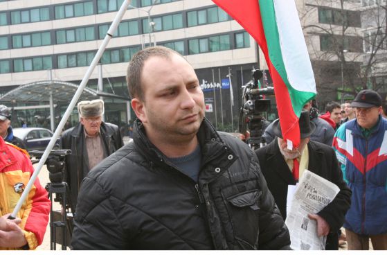 Янко Петров и протестиращите следени от ДАНС. Снимка: Сергей Антонов