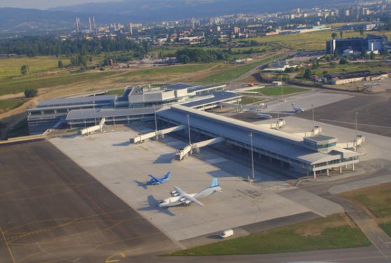 Самолет със 142 пътници кацна аварийно на Летище София