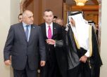 Премиерът Бойко Борисов, външният министър Николай Младенов и шейх Хамад бин Джасим ал-Тани в Доха на българо-катарския бизнес форум. Снимка: БГНЕС/МС