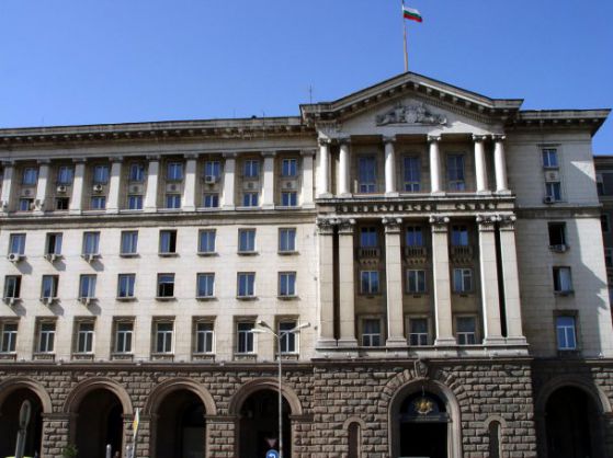 Правителството затваря пет български посолства
