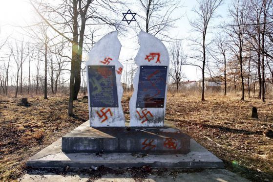 Оскверниха еврейско гробище в Полша