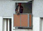 Мъж с „Калашников“ стреля на посоки от балкона си