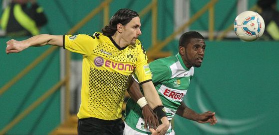 Суботич (вляво) от Борусия се бори за топката с Осеан. Снимка: ЕРА/БГНЕС