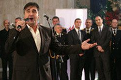 Веселин Маринов пее на празника на МВР. Снимка: БГНЕС