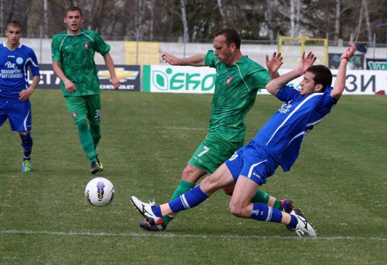 Футболистите на Светкавица в синьо) и Ботев завършиха 0:0. Снимка: БГНЕС