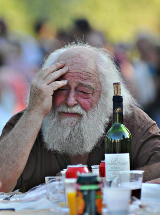 Трудният живот е причина всеки пети българин да посяга редовно към алкохола.