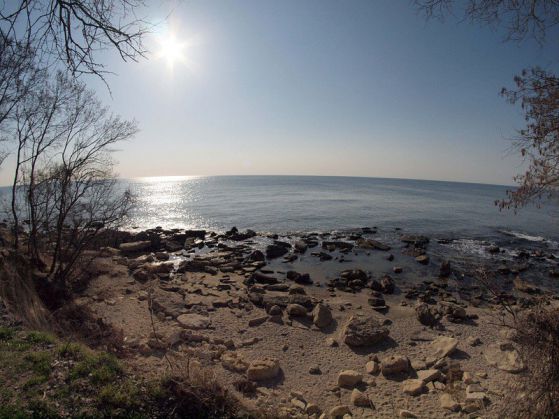 Свлачище затрупа плаж край Варна