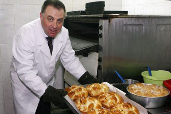 Да се меси козунак е лесно. Сам го правя, заяви земеделският министър Мирослав Найденов. Снимка: slivendnesiutre.wordpress.com