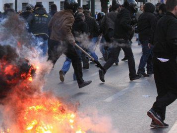 Пенсионер се самоуби пред парламента, Гърция пак пламна