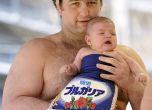 Калоян Махлянов-Котоошу показва 4-месечния си син Кирил. Снимка: EPA/БГНЕС
