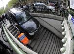 Шофьор паркира в метростанция в Париж