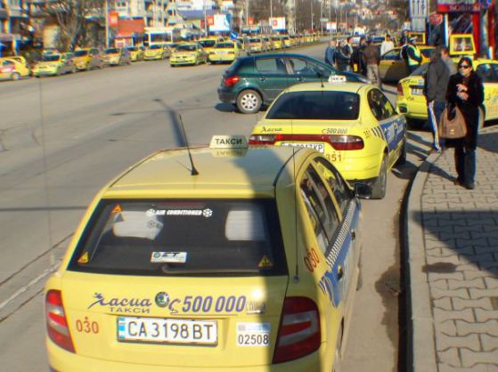 Таксиметрови шофьори в Бургас излизат на пешеходен протест