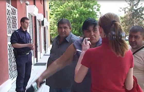 Роми бият журналистка пред очите на полицай
