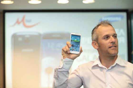 Йордан Йовчев показва новия Samsung. Снимка: М-Тел