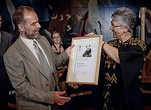 Тома Белев получи отличието от Йоланда Какабадзе, президент на WWF. Снимка: Richard Stonehouse