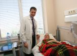 Д-р Емануил Найденов и Любка няколко дни след операцията й. Снимка Сергей Антонов.