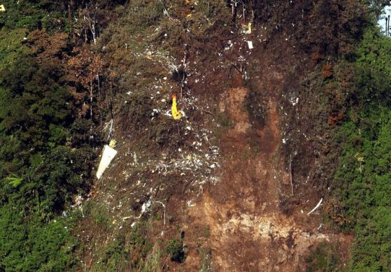 Откриха 14 тела от катастрофиралия Superjet 100 (снимки)