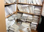 Заради липсата на архив и електронна система, стените на службата са покрити с папки с бумащина. Снимка: Сергей Антонов